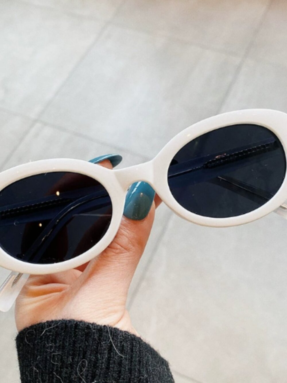 Lady's round-framed sunglasses